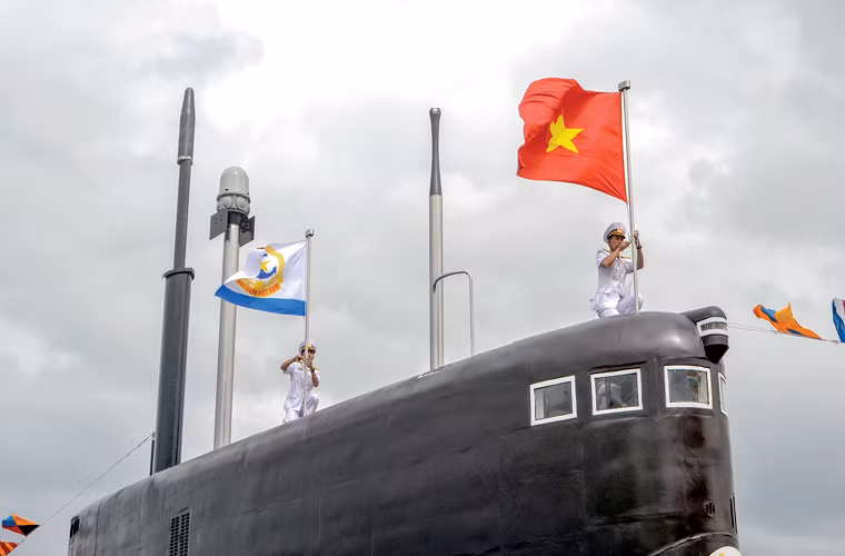 Việc mua các tàu ngầm Kilo ở thời điểm khá muộn cũng là một lợi thế của Hải quân Việt Nam, khi chúng ta có thể có được cấu hình hiện đại nhất mà Nga có thể cung cấp cho Việt Nam trên lớp tàu ngầm tấn công này. Nguồn ảnh: Báo Văn hóa.