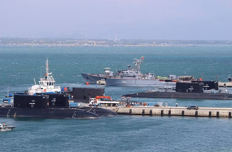 Cũng cần nhắc lại rằng ngay từ thời Chiến tranh Lạnh, NATO và Mỹ đã xem các tàu ngầm Kilo của Liên Xô là mối đe dọa lớn nhất dưới đáy biển, thậm chí họ còn đặt cho nó biệt danh là “Hố đen” bởi khả năng di chuyển cực êm của lớp tàu ngầm diesel-điện này. Hiện nay, các tàu ngầm Kilo vẫn tiếp tục được Hải quân Nga trang bị mới với đề án 636.3. Nguồn ảnh: Thanh Niên.