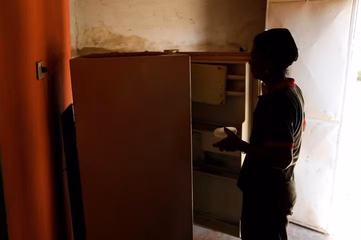 Người phụ nữ này lấy đồ gì đó ra khỏi tủ lạnh tại nhà của bà ở khu ổ chuột Rafael Urdaneta, Maracaibo.