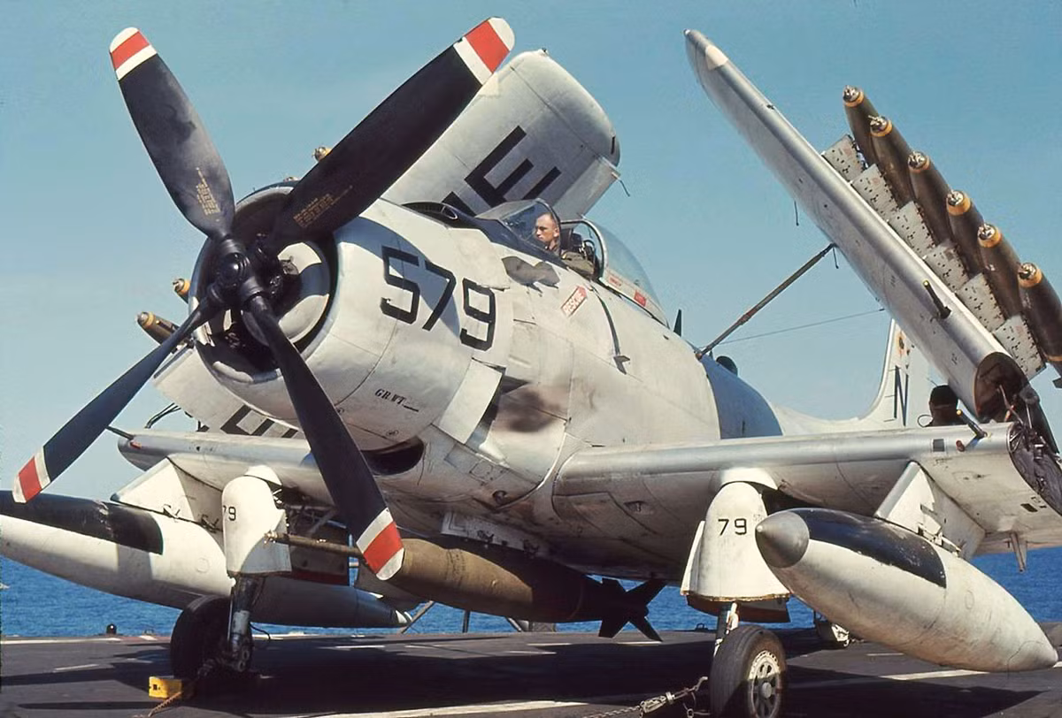 Về vũ khí A-1 Skyraider được trang bị 4 pháo 20 mm M3 chia đều hai bên cánh. Ngoài ra, chiếc phi cơ này cũng có thể mang theo tối đa 3,6 tấn vũ khí dưới 15 giá treo. Các loại vũ khí phổ biến của A-1 Skyraider khi tham chiến tại Việt Nam bao gồm mìn, bom cỡ nhỏ, pháo phản lực, pháo khói phản lực hay giá súng rời. Nguồn ảnh: Flickr.