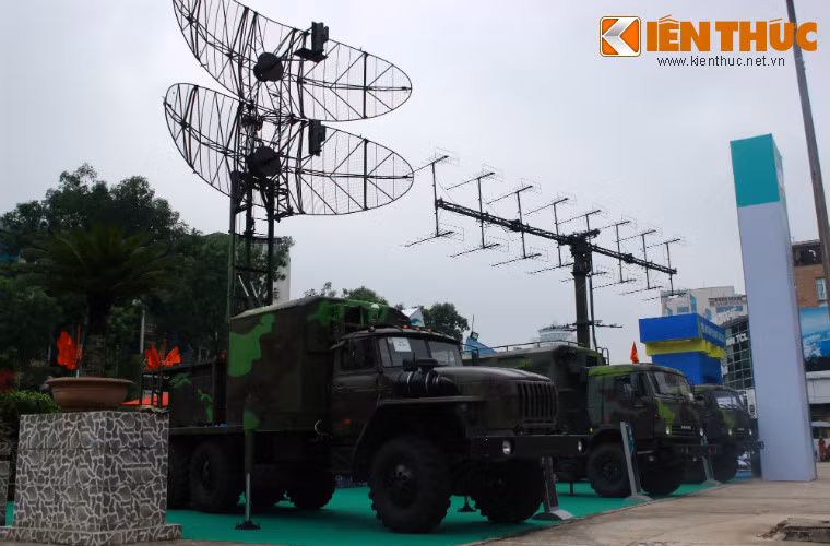 Được giới thiệu rộng rãi lần đầu tiên trước công chúng vào năm 2015, tổ hợp đài radar cảnh báo sớm VRS-M2D là một trong những sản phẩm quốc phòng mang đầy tâm huyết của các kỹ sư và cán bộ công nhân viên thuộc Tập đoàn Công nghiệp – Viễn thông Quân đội Viettel, VRS-M2D còn được biết tới là một trong những cái tên nổi bật nhất của ngành công nghiệp quốc phòng Việt Nam trong những năm trở lại gần đây.