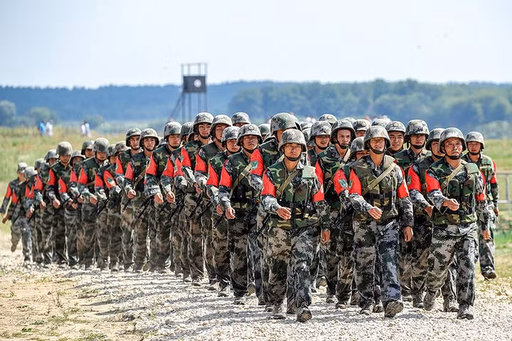 Binh sỹ Trung Quốc diễu hành theo đội hình trong cuộc thi.
