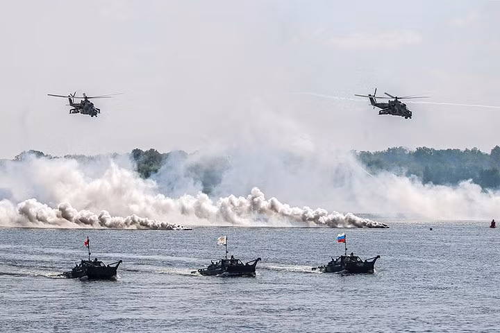 Trực thăng Mi-24 và một số tàu đổ bộ.