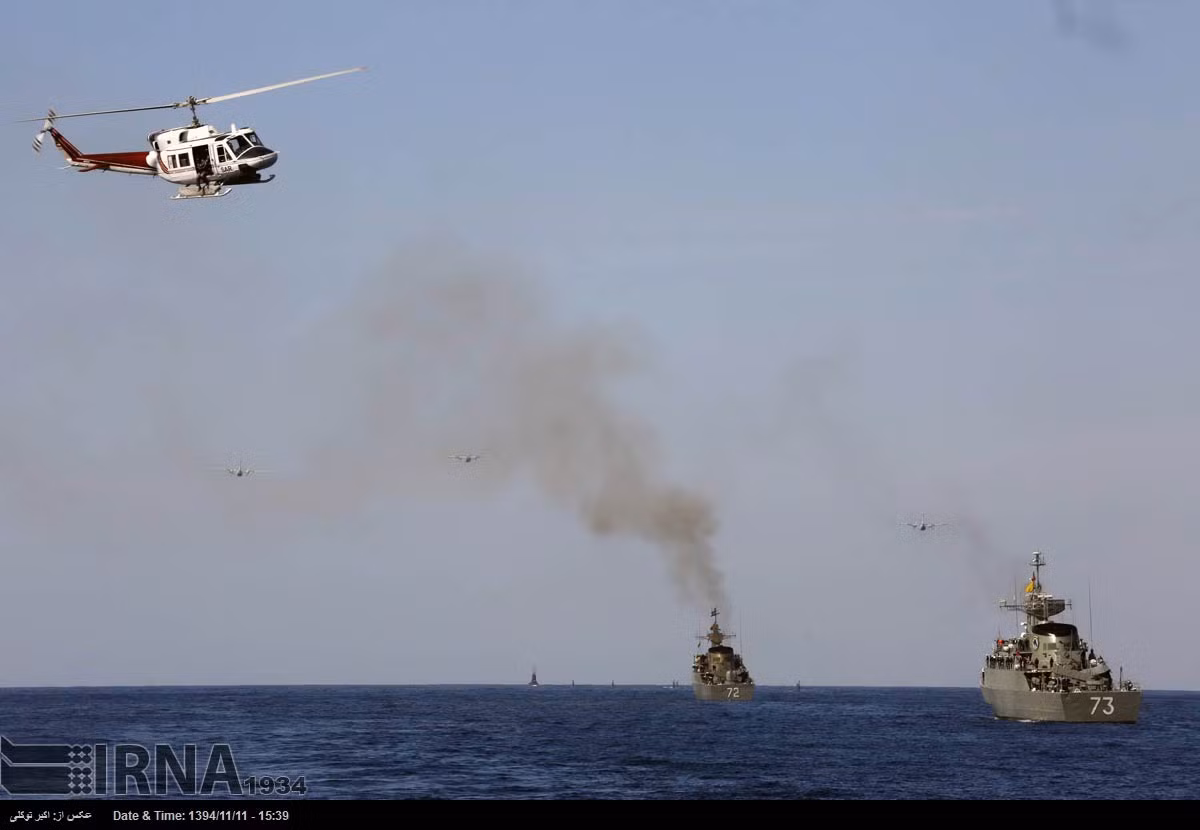 Về mặt lý thuyết IRGC đóng vai trò trung tâm trong các lực lượng vũ trang Iran, tuy nhiên để có thể thực hiện kế hoạch phong tỏa eo biển Hormuz thì Tehran lại dựa hoàn toàn vào Hải quân Iran (hay Hải quân Cộng hòa Hồi giáo Iran) một trong những lực lượng hải quân thuộc vào hạng mạnh nhất nhì khu vực Vùng Vịnh hiện tại. Nguồn ảnh: IRNA.