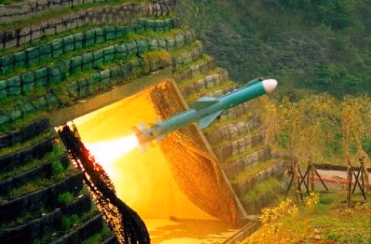 Về thông số kỹ thuật, phía Đài Loan luôn tuyên bố Hsiung Feng IIE chỉ có tầm bắn vào khoảng 600km thế nhưng trên thực tế con số này có thể lớn hơn gấp đôi. Tốc độ bay của mẫu tên lửa này vào khoảng Mach 0,85 và được trang bị một đầu đạn nổ cực mạnh nặng 180kg. Kể cả khi Hsiung Feng IIE chỉ có tầm bắn 600km thì nó vẫn đe dọa trực tiếp tới hàng loạt thành phố ven biển Đông Bắc Trung Quốc. Nguồn ảnh: Missile Threat.