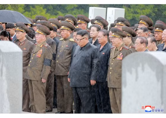 Chu tich Kim Jong-un doi mua du tang le nguyen soai quan doi-Hinh-3