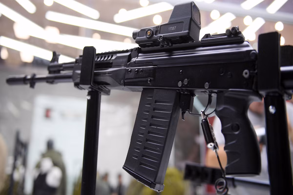 Xét trên nhiều góc độ việc Kalashnikov cho ra đời AK-308 là một bước đi hợp lý nhằm mở rộng thị phần của nước này tại các quốc gia vốn đã quen thuộc với các dòng súng bộ binh do NATO phát triển, cùng như để công ty này dễ dàng tham dự các hợp đồng vũ khí bộ binh hơn khi khách hàng của họ có thêm nhiều sự lựa chọn. Nguồn ảnh: Kalashnikov.