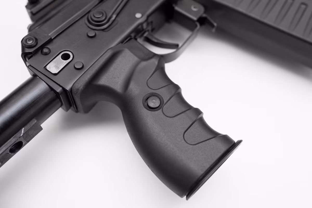 Cận cảnh tay cầm sau của AK-308 được thiết kế để người dùng thoải mái hơn trong quá trình sử dụng. Nguồn ảnh: Kalashnikov.