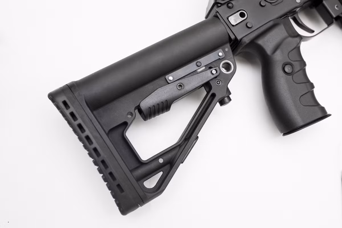 AK-308 cũng được trang bị báng gấp và có thể điều chỉnh được theo hình thể của người sử dụng. Súng có chiều dài tối đa 1105mm và khi gấp báng là 690mm, AK-308 có trọng lượng chiến đấu vào khoảng 4.3kg chưa kể kính ngắm quang học. Nguồn ảnh: Kalashnikov.