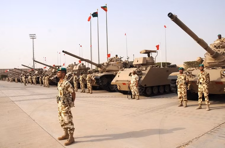 Bù lại cho nguồn nhân lực thiếu hụt, Quân đội Bahrain sở hữu kho vũ khí khá hiện đại và gần như được đầu tư mới 100% với 180 xe tăng chiến đấu chủ lực M60A3 của Mỹ. Hơn 400 xe bọc thép chở quân M113 cùng hàng trăm xe bọc thép các loại khác ước tính vào khoảng hơn 1.000 đơn vị các loại. Nguồn ảnh: World Military.