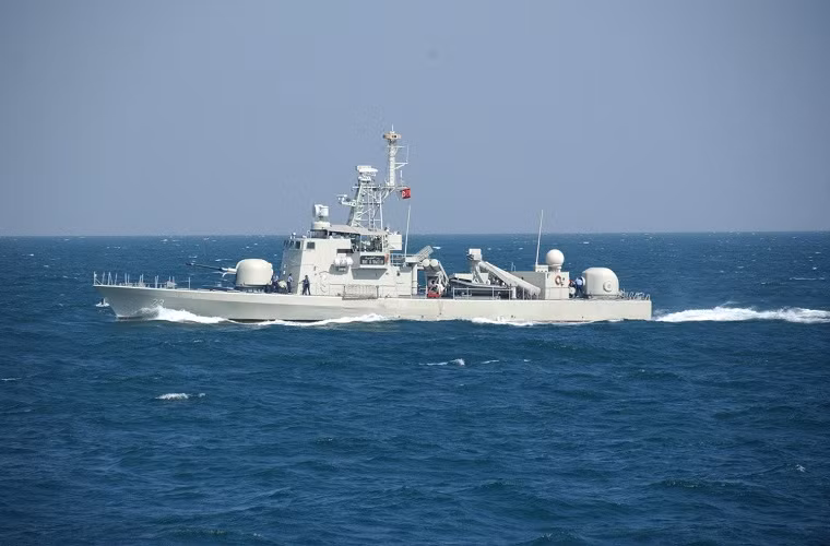 Bahrain có căn cứ khá lớn của Hạm đội 5, Hải quân Mỹ tại cảng Mina Salman. Căn cứ này phụ trách khu vực vùng Vịnh và tây nam á. Căn cứ này có cơ sở sửa chữa nhỏ cho các tàu chiến Mỹ gặp sự cố khi hoạt động ở vịnh Ba Tư, hay khu vực lân cận. Nguồn ảnh: Reddit.