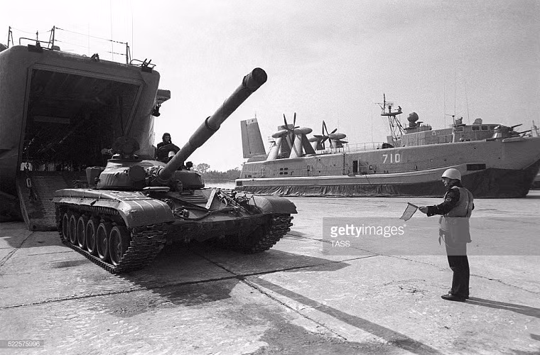 Mỹ và khối Hiệp ước Bắc Đại Tây Dương NATO khi đó đã chỉ trích kịch liệt cuộc tập trận này của Liên Xô và khối Hiệp ước Warsaw, họ cho đó là sự vi phạm Hiệp định Helsinki về giải trừ quân bị, đồng thời đây là hành động khiêu khích vì các khoa mục là tấn công chứ không phải phòng thủ. Nguồn ảnh: TASS.