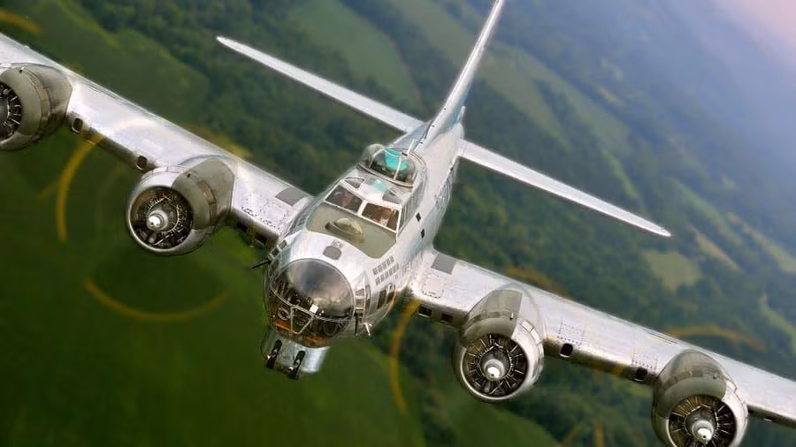 Triển lãm không chỉ dành cho các máy bay mới, máy bay ném bom huyền thoại Boeing B-17G Flying Fortress trong Thế chiến II cũng được khôi phục để bay biểu diễn. B-17 với tên gọi mới là Sentimental Journey đã bay tại triển lãm Victoria, Sidney, British Columbia, từ ngày 13-19/8. Phi cơ này dự kiến bay tại Minden, Nevada, từ ngày 27/8-2/9 và Salinas, California, từ ngày 24 đến 30/9.