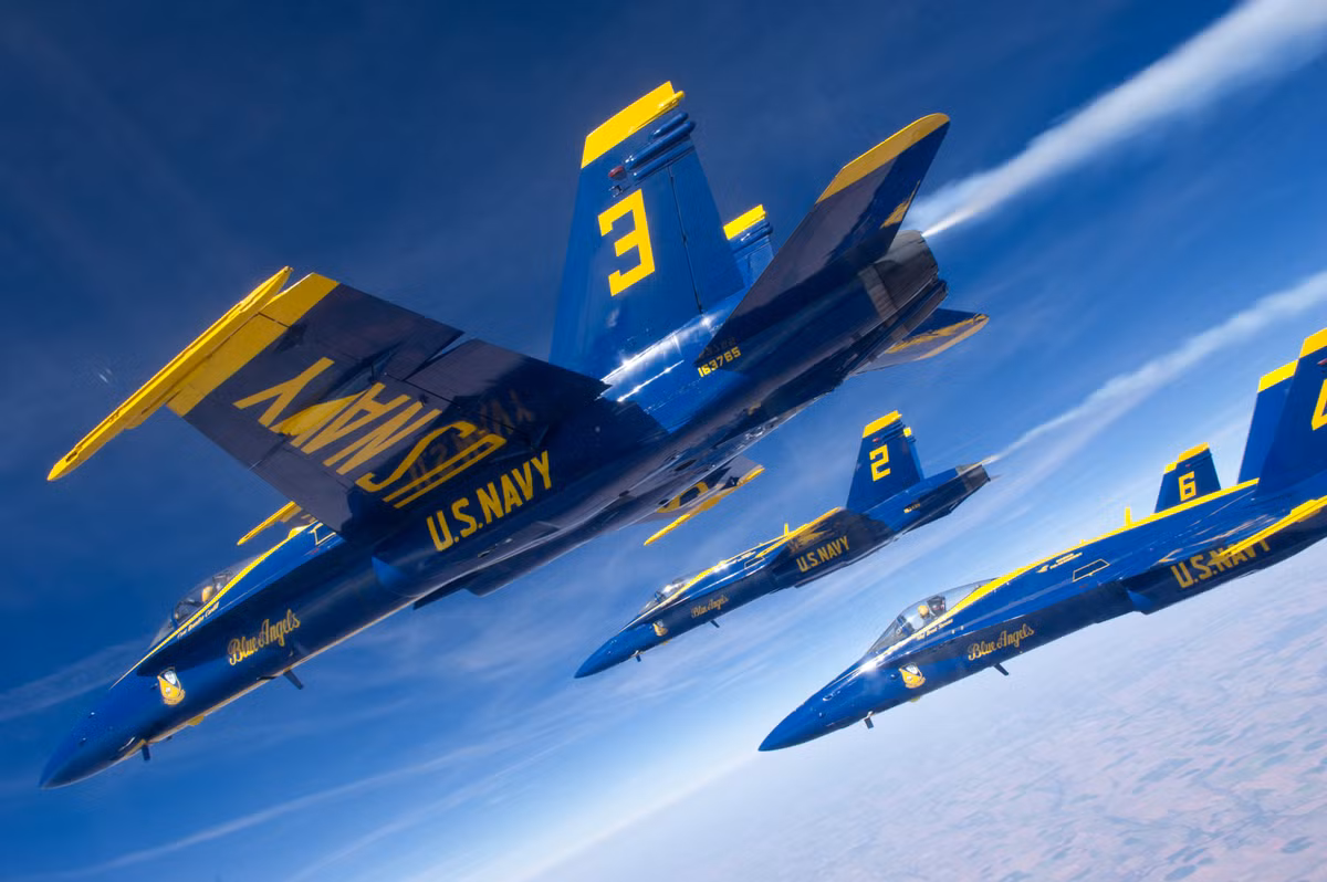Những chiếc F/A-18 Hornet thuộc đội bay biểu diễn Blue Angels của Hải quân Mỹ sẽ tung cánh tại triển lãm Pensacola Airshow diễn ra ngày 2-3/11, tại căn cứ hàng không hải quân Pensacola, Florida.