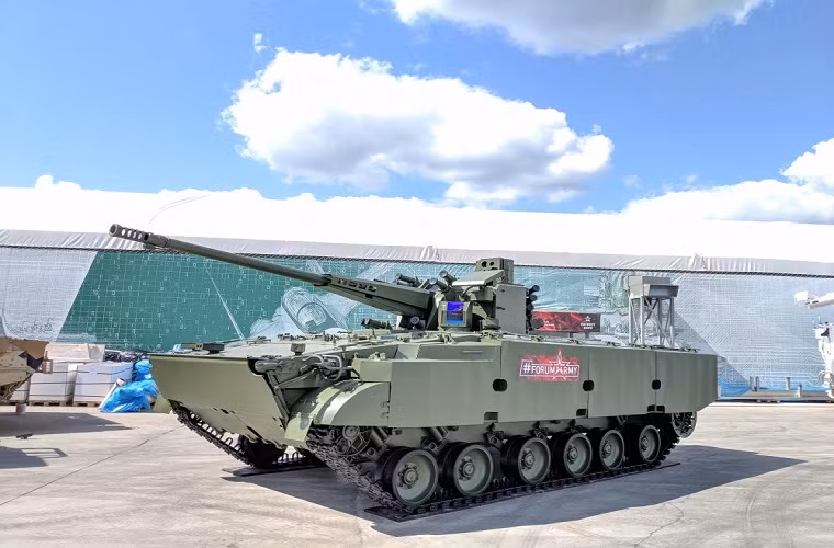 Ngày 21/8, trong khuôn khổ triển lãm quân sự Army 2018 tổ chức tại Công viên Patriot ở Kubinka, Viện nghiên cứu Trung tâm Burevestnik thuộc Tổng công ty Khoa học và Sản xuất Uralvagonzavod đã giới thiệu nguyên mẫu tổ hợp pháo phòng không tự hành 2S38 Derivation-PVO. Nguồn ảnh: BMPD