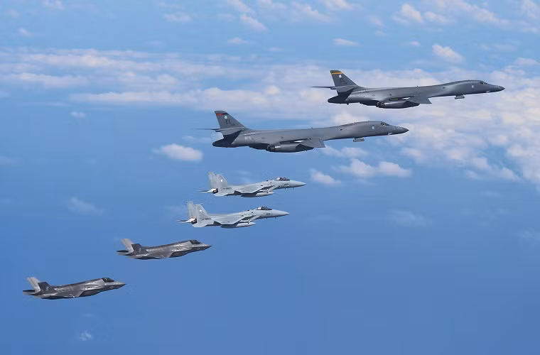 Nòng cốt trong sức mạnh tấn công trên không của Hàn Quốc là tiêm kích đa nhiệm F-15K. Chiến đấu cơ này được trang bị nhiều vũ khí tiên tiến, gồm tên lửa hành trình KEPD-350 Taurus, tầm bắn hơn 500 km. Đây là vũ khí mang tầm chiến lược trong việc phá hủy các mục tiêu quan trọng sâu trong lãnh thổ đối phương. Nguồn ảnh: USNI News.
