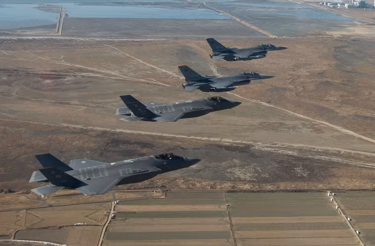 Ngoài ra, Không quân Hàn Quốc còn đang đặt mua 40 chiến đấu cơ tàng hình F-35 từ Mỹ, giúp Seoul duy trì sức mạnh thống trị vùng trời bán đảo Triều Tiên. Nguồn ảnh: Kunsan Air Base.