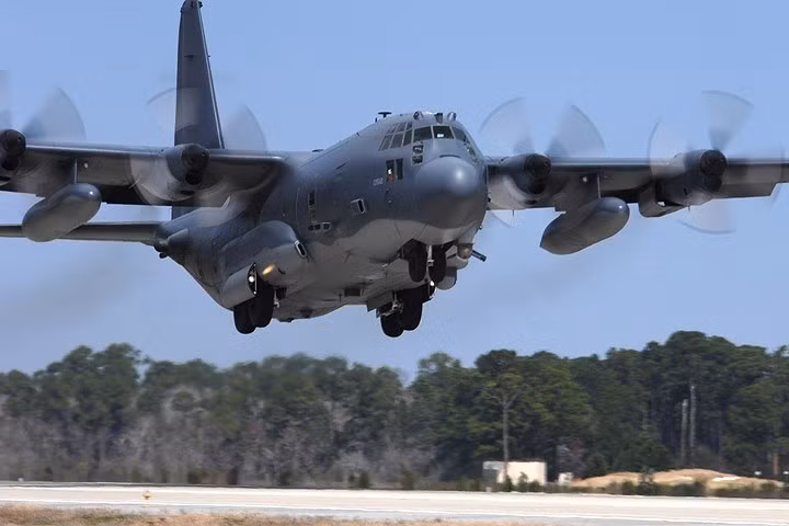 Máy bay cường kích AC-130 cất cánh từ sân bay Hurlburt. Dòng máy bay này được trang bị các cảm biến tinh vi, máy tính định vị mục tiêu và một loạt vũ khí không đối đất.