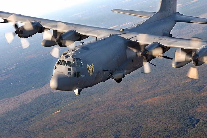 Cận cảnh chiếc AC-130 của phi đoàn biệt kích số 4 của Mỹ. Có thể thấy các khẩu súng gắn bên hông máy bay.