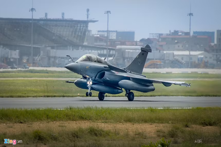 Đây là một trong ba chiếc tiêm kích Rafale phiên bản B dùng trong huấn luyện và máy bay chỉ huy nhóm tác chiến hạ cánh xuống sân bay Nội Bài chiều 26/8.