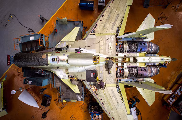 Thứ trưởng Yuri Borisov còn cho biết, Sukhoi Su-57 hoàn toàn đáp ứng được các yêu cầu kỹ chiến thuật do Bộ Quốc phòng Nga đưa ra tuy nhiên các tính năng này các dòng máy bay chiến đấu thế hệ 4++ như Sukhoi Su-35 hay Su-30SM vẫn có thể thực hiện được, nên do đó Không quân Nga tạm thời chưa cần đến một chiến đấu cơ thế hệ thứ 5. Nguồn ảnh: vostokphotos.ru