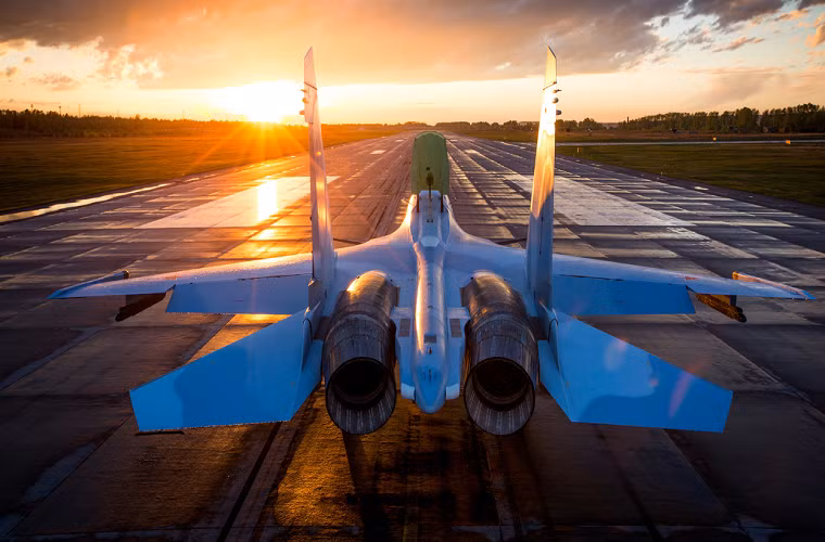 Sẽ khá dễ hiểu khi Moscow tuyên bố không cần Su-57 nhưng lại bỏ hẳn hơn 1 tỷ USD cho Su-30SM, thậm chí với 36 chiếc Su-30SM mới năng lực tác chiến của Không quân Nga sẽ được cải thiện đáng kể. Bản thân trên Su-57 cũng còn quá nhiều vấn đề chưa thể giải quyết để có thể đưa vào trang bị hàng loạt và người Nga không muốn mạo hiểm bởi tấm gương chương trình F-35 của Mỹ vẫn còn đó. Nguồn ảnh: vostokphotos.ru