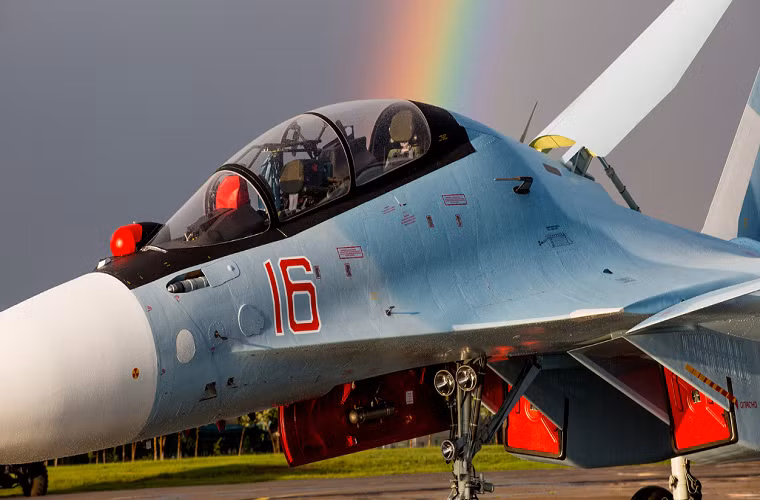 Với các tính năng "khủng" và sự thể hiện tuyệt vời ở Syria, Su-30SM hiện là sự lựa chọn tốt nhất của Bộ Quốc phòng Nga trong việc hiện đại hóa không quân. Mặt khác việc Không quân Nga mua nhiều Su-30SM cũng có lợi cho việc xuất khẩu dòng chiến đấu cơ này. Nguồn ảnh: vostokphotos.ru