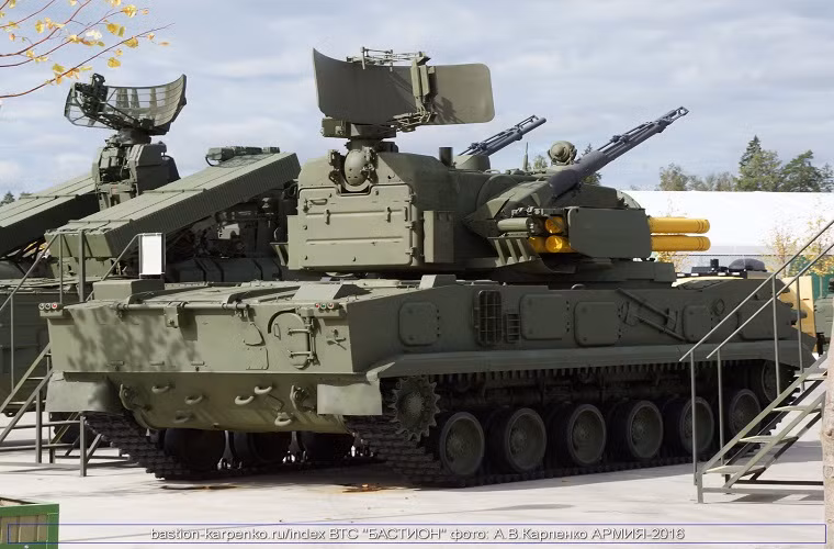 Trên phần tháp pháo này được lắp radar quét cơ điện băng E làm nhiệm vụ bắt bám mục tiêu lắp ở phía sau tháp, kết hợp với radar theo dõi băng J đặt ở phía trước tháp pháo. Đây là 2 "mắt thần" giúp Tunguska-M1 phát hiện các mục tiêu bay thấp ở độ cao 15m và cự ly đến 18km. Nguồn ảnh: bastion-karpenko.