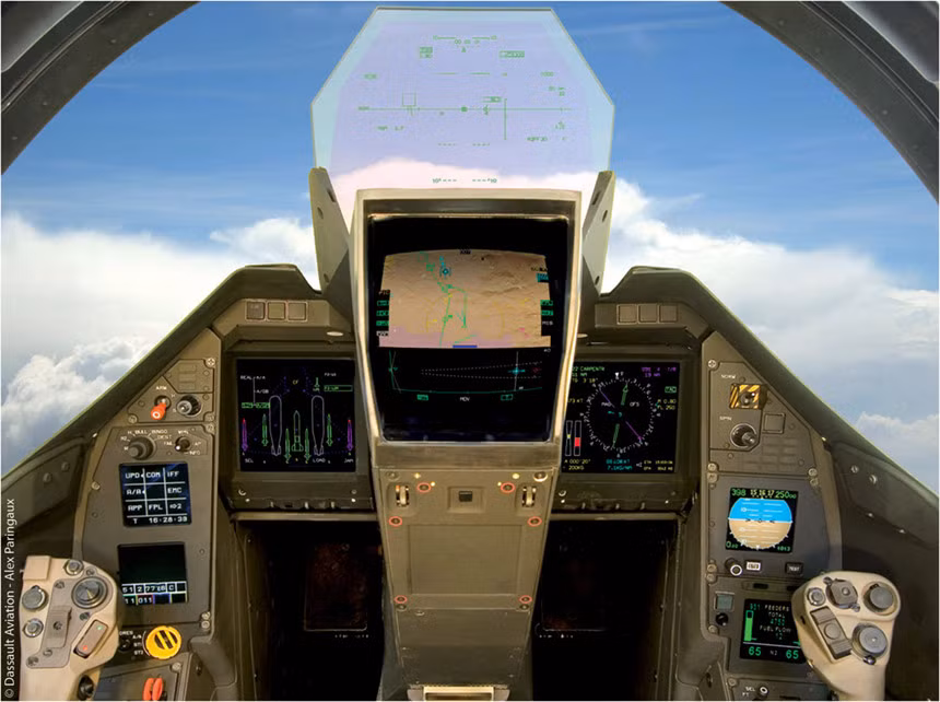 Rafale được trang bị hệ thống điện tử hàng không tiên tiến. Buồng lái kiểu "nhà kính" hiện đại với các màn hình LCD khổ lớn cung cấp thông tin chi tiết về vũ khí, nhiên liệu và môi trường xung quanh máy bay. Rafale được chế tạo với 3 phiên bản, Rafale C một chỗ ngồi, sử dụng trên các căn cứ ở đất liền, Rafale M hoạt động trên tàu sân bay và Rafale B 2 chỗ ngồi. Các phiên bản giống hệt nhau về thiết kế và thiết bị, chỉ khác về cấu trúc khung và thiết bị móc đuôi ở phiên bản hoạt động trên tàu sân bay. Ảnh: Dassault Aviation.