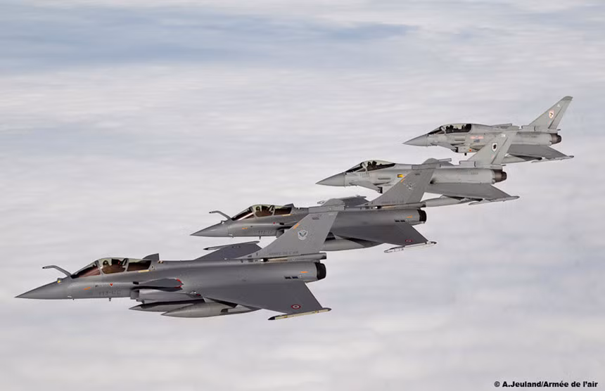 Rafale hiện là chiến đấu cơ chủ lực của Không quân Pháp, do tập đoàn Dassault Aviation, một trong những hãng chế tạo máy bay lâu đời nhất thế giới sản xuất. Rafale phục vụ trong Không quân Pháp từ đầu những năm 2000. Ảnh: Bộ Quốc phòng Pháp.