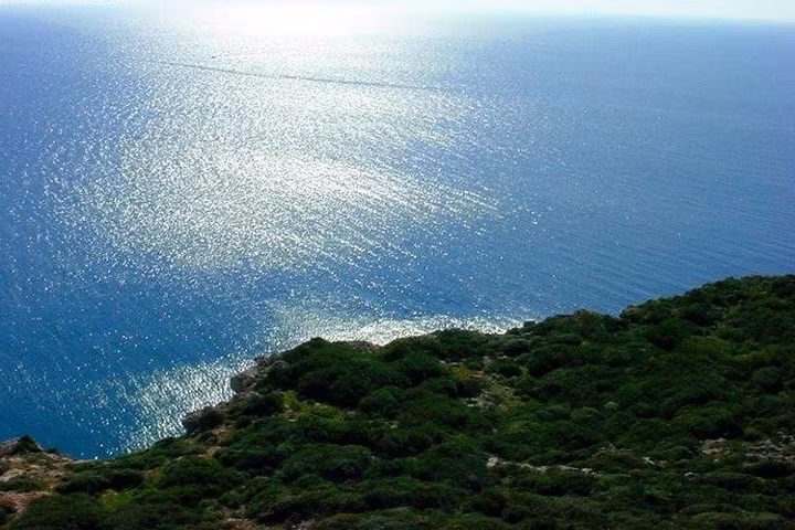 Latakia là một hải cảng lớn của Syria. Nơi đây có đặt căn cứ không quân Nga.