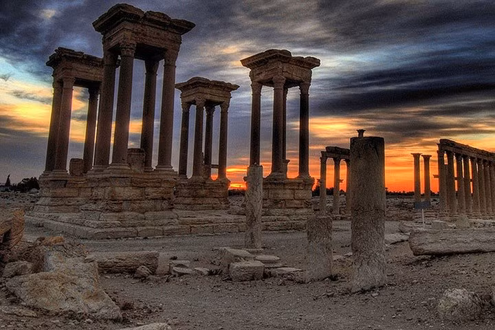 Cảnh phế tích cổ ở đất nước Syria lúc chiều tà.