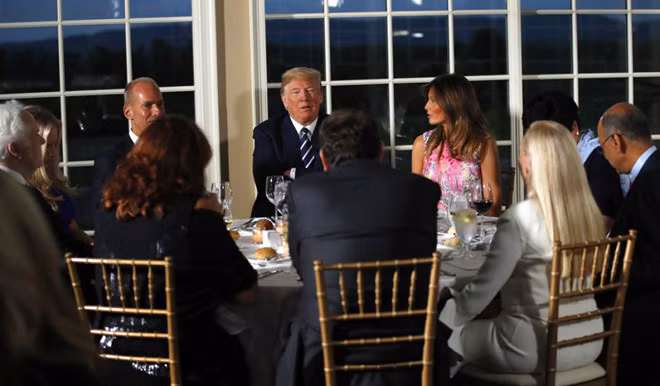 Ong Trump lon tieng chi trich Trung Quoc trong bua toi voi gioi doanh nhan