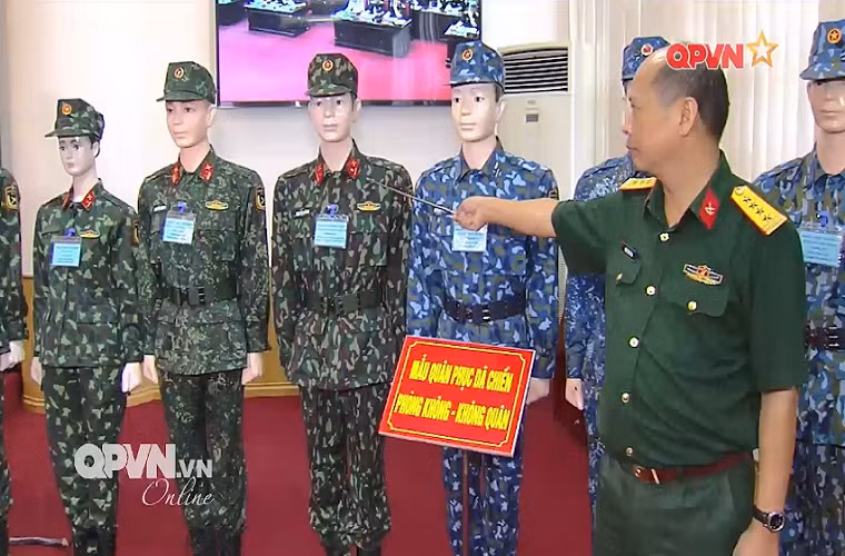 Cũng tại Hội nghị, Cục Quân nhu đã trưng bày các mẫu quân phục dã chiến mới đi kèm tài liệu thuyết minh, cũng như phiếu xin ý kiến tới các đại biểu tham dự. Và dựa trên tài liệu của Cục Quân nhu hiện có ba phương án cho mẫu quân phục dã chiến sĩ quan và mẫu quân phục dã chiến hạ sĩ quan, binh sĩ năm 2018. Nguồn ảnh: QPVN.