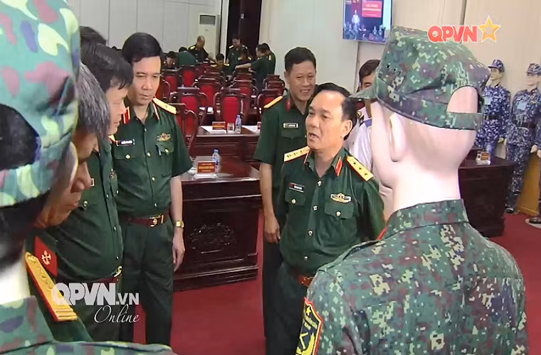 Phát biểu tại hội nghị, Thượng tướng Phạm Hồng Hương đề nghị các đại biểu dự hội nghị, trên cơ sở ý kiến thống nhất cao nhất của cấp ủy, chỉ huy và đội ngũ cán bộ, chiến sĩ các đơn vị để lựa chọn phương án phù hợp nhất, bảo đảm cho bộ đội sử dụng tiện ích nhất trong huấn luyện, sinh hoạt. Nguồn ảnh: QPVN.