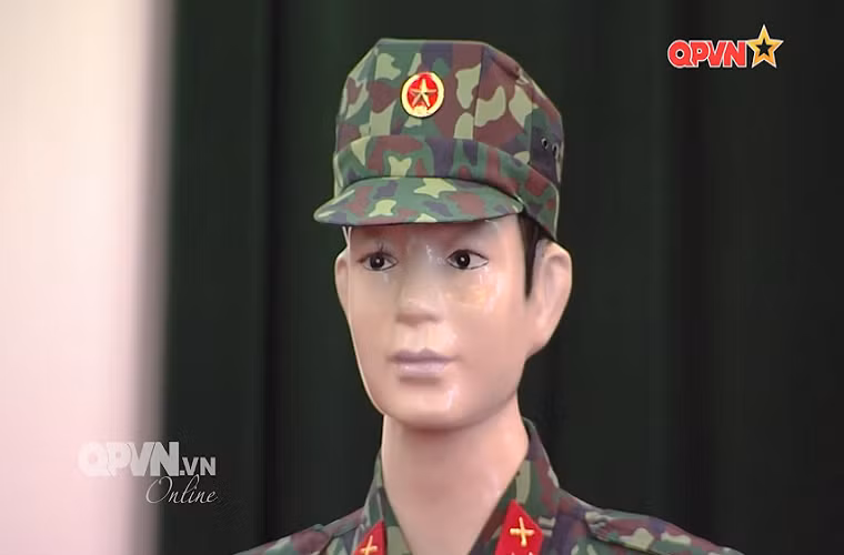 Trên cơ sở kết qủa lấy phiếu ý kiến của đại biểu dự hội nghị, Thượng tướng Phạm Hồng Hương giao cho TCHC tổng hợp bằng văn bản tất cả các phương án, kể cả các kiến nghị, đề xuất của các đại biểu về một số chi tiết cần bổ sung, thay đổi của mẫu quân phục dã chiến mới, trình Thủ trưởng Bộ Quốc phòng xem xét, quyết định. Nguồn ảnh: QPVN.