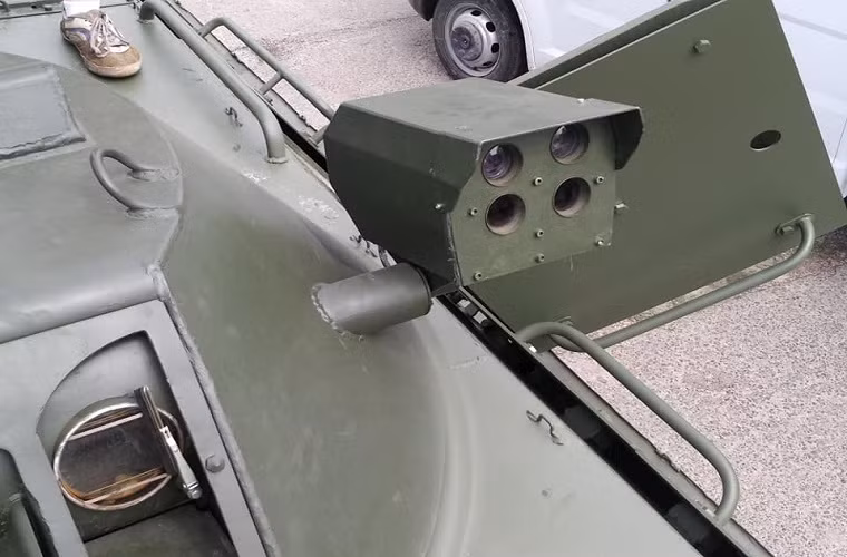Cụm thiết bị quan sát hình ảnh được gắn trên tháp pháo của BTR-60BP kết nối với một màn hình cầm tay bên trong xe. Nguồn ảnh: Valery Ryabykh.