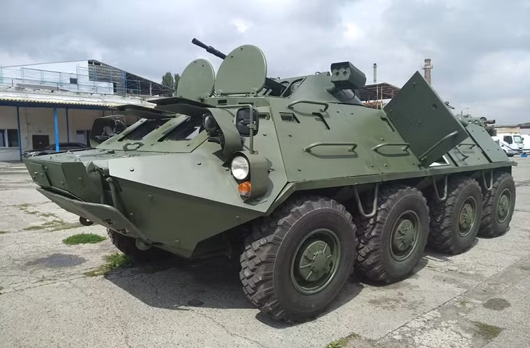 Thế nhưng mới đây một công ty của Ukraine là Kort Kyiv vừa cho ra đời một biến thể nâng cấp mới dành cho xe thiết giáp chở quân BTR-60BP với thiết kế khá đơn giản nhưng vẫn đảm bảo nâng cao đáng kể khả năng phòng vệ của phương tiện bọc thép này lên một tầm cao mới. Và quan trọng nhất Việt Nam hoàn toàn có thể thực hiện gói nâng cấp BTR-60BP này bằng các công nghệ trong nước. Nguồn ảnh: Valery Ryabykh.