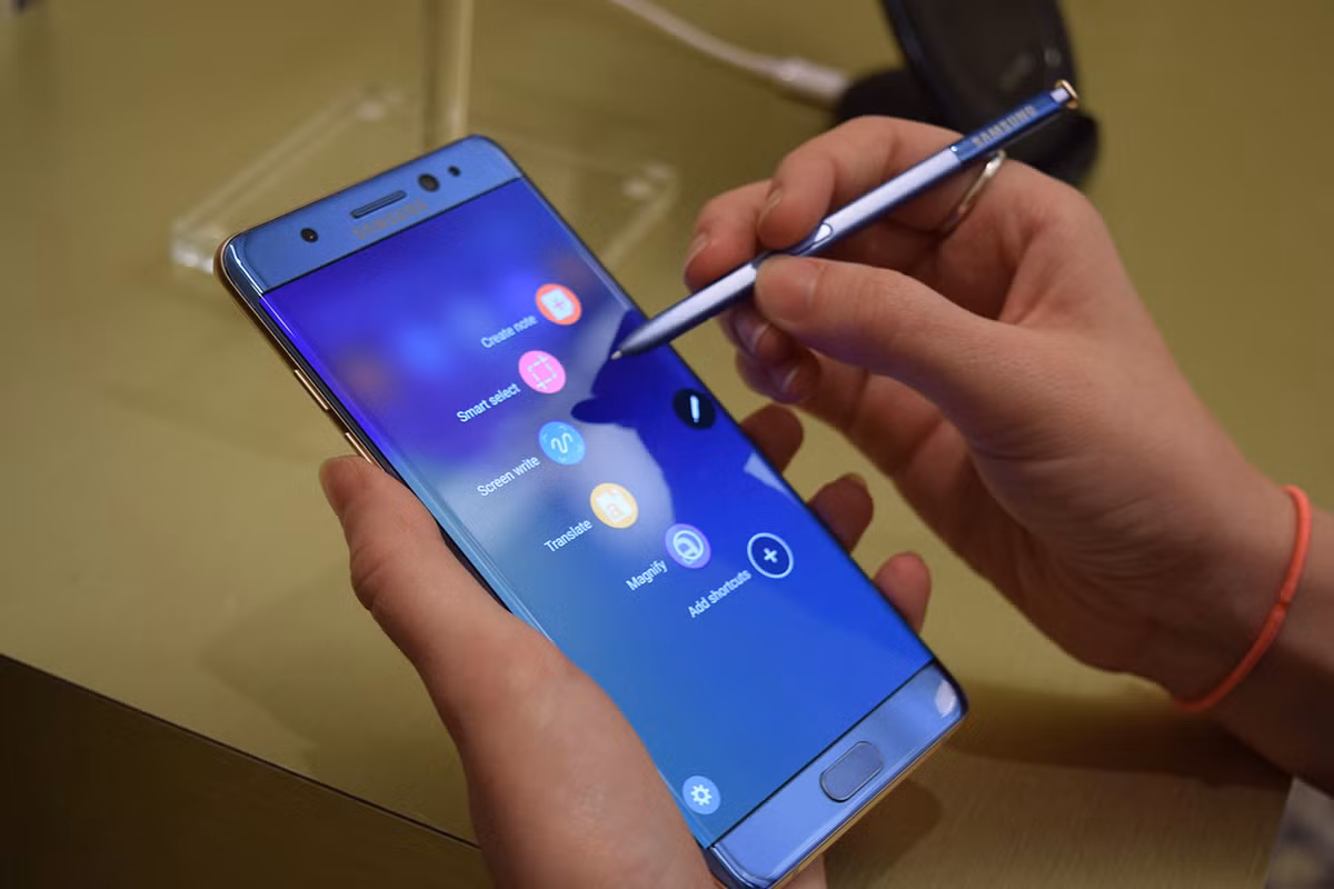 Nhắc tới Samsung, người ta thường nghĩ tới ngay một nhà sản xuất điện thoại di động hùng mạnh hàng đầu thế giới của Hàn Quốc. Năm vừa qua, Samsung nổi đình nổi đám với hàng loạt sản phẩm bom tấn và “một quả bom xịt” Galaxy Note 7. Tuy nhiên, bài viết này muốn đưa quý độc giả tới “tài lẻ” ít ai biết về Samsung. Ngoài siêu phẩm di động, điện lạnh danh tiếng, vũ khí Samsung cũng nổi đình nổi đám. Nguồn ảnh: NDH