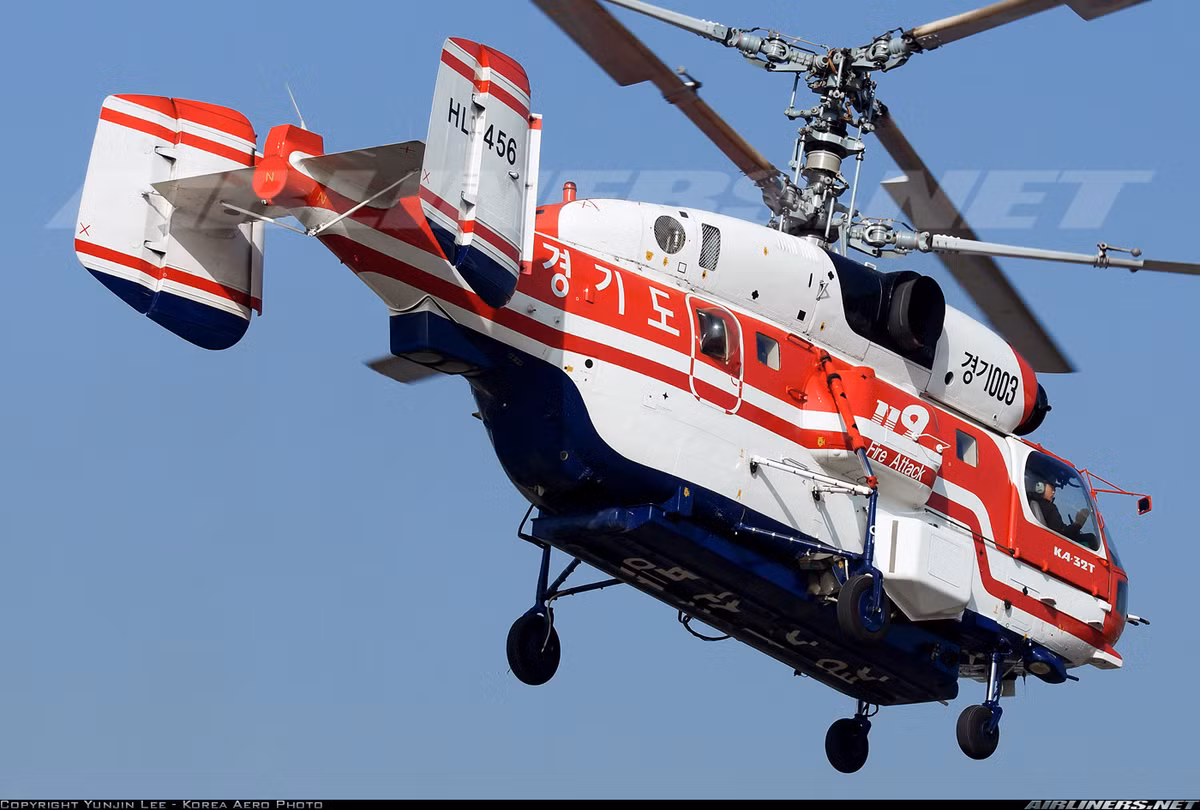 Lực lượng cảnh sát biển Hàn Quốc (Korean Coast Guard – KCG) hiện cũng có 8 chiếc Ka-32C mua của Nga để thực hiện nhiệm vụ tuần tra, tìm kiếm cứu hộ cứu nạn trên biển. So với các trực thăng khác của KCG như Bell 412SP, AW139 thì Ka-32 chở được số lượng người nhiều hơn hẳn (lên tới 12), thời gian hoạt động lâu hơn (tới 4 tiếng), tầm hoạt động xa hơn (đến 852km). Nguồn ảnh: Airlines.net