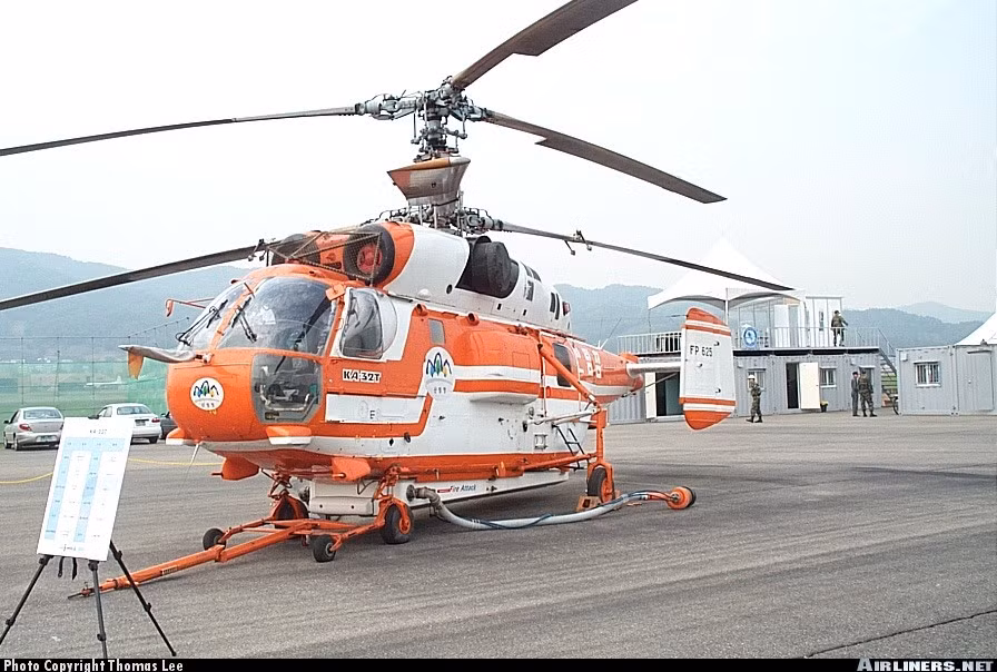 Ngoài trực thăng vận tải Mi-17, cơ quan chữa cháy rừng Hàn Quốc hiện cũng sử dụng một vài chiếc trực thăng Kamov Ka-32T có nguồn gốc từ Nga. Nguồn ảnh: Airlines.net