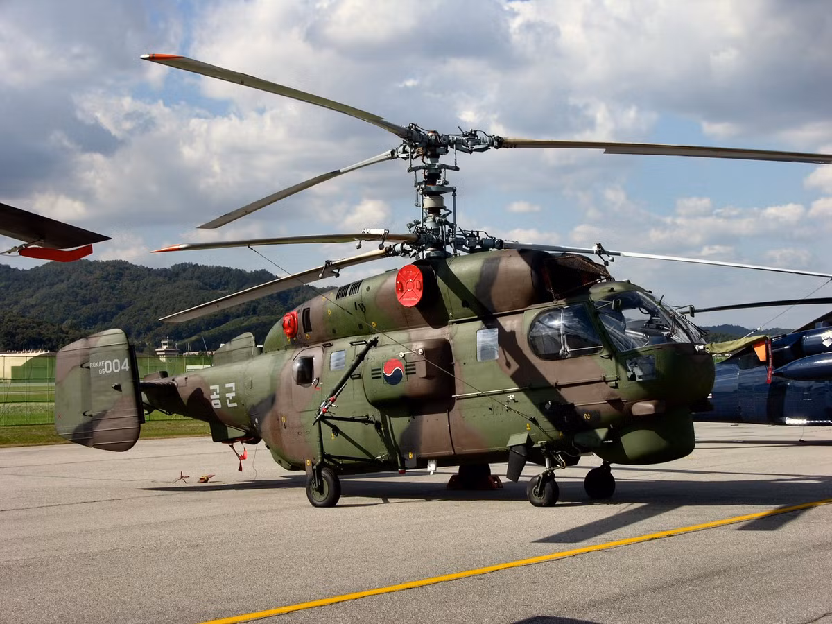 Dòng Ka-32 cơ bản có thiết kế tương tự mẫu trực thăng săn ngầm Ka-27, chúng được xếp vào nhóm trực thăng phục vụ cho mục đích dân sự (cứu hộ cứu nạn, chở khách, chữa cháy rừng). Tất nhiên, vẫn có thể vũ trang hạng nặng khi cần vì cơ bản chúng dùng chung khung gầm Ka-27. Nguồn ảnh: Military Wiki