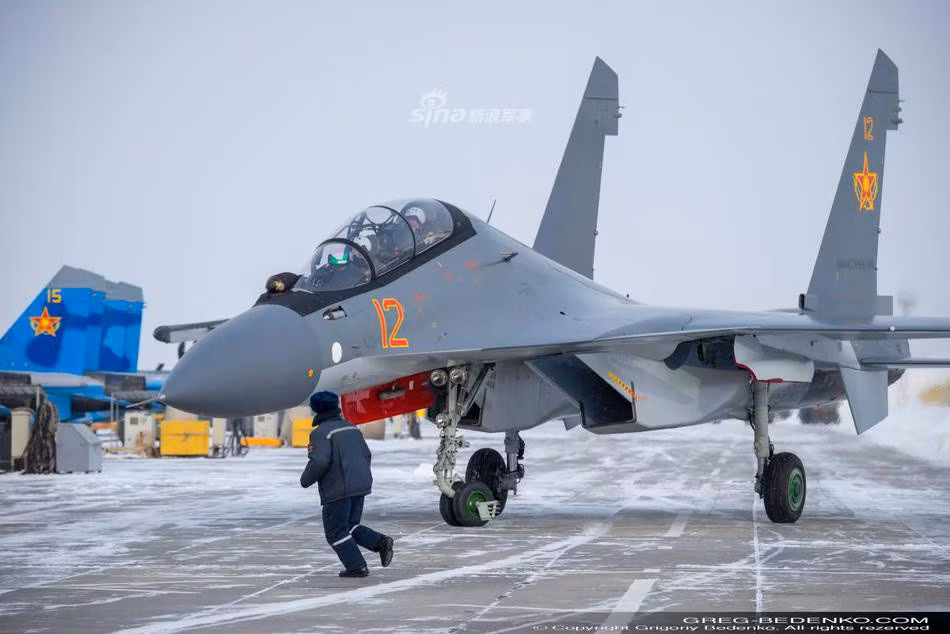 Các thành phần cốt lõi của chiếc tiêm kích đa năng này cũng tương tự với Su-30MKI của Ấn Độ, đầu tiên là radar mảng pha quét thụ động N011M BARS.