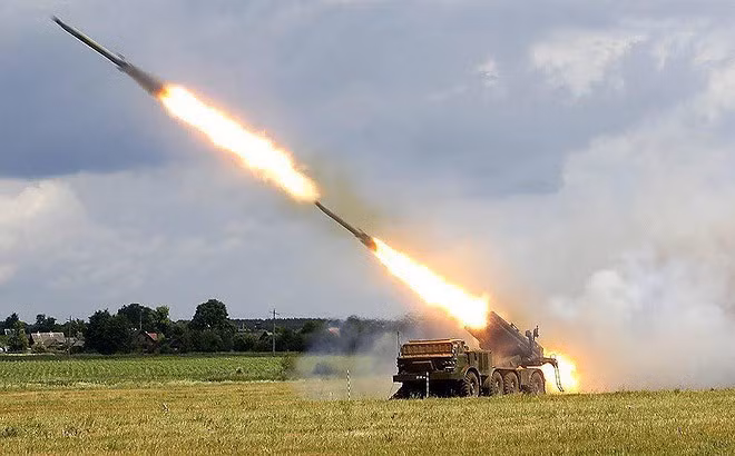 Pháo phản lực BM-27 Uranga cần kíp chiến đấu 6 người.
