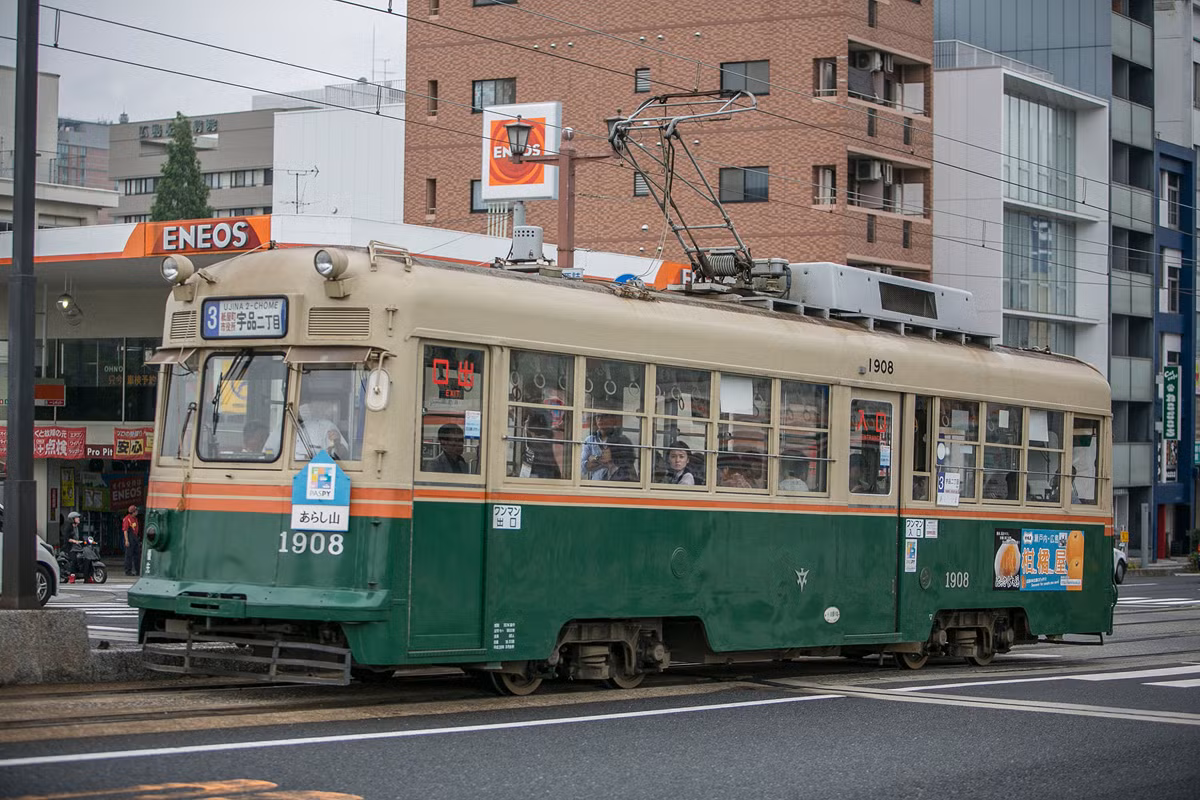 Chiếc xe điện đang bon bon chạy trên đường phố trung tâm Hiroshima.