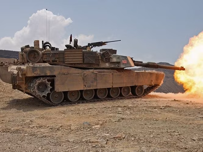 Đặc điểm nổi bật nhất của dòng xe M1A2 Abrams là hệ thống điều khiển hỏa lực rất hiện đại, cho phép tiêu diệt mục tiêu ở khoảng cách 1.850m bằng một viên đạn, ngay cả khi xe đang hành tiến với tốc độ 40km/h.