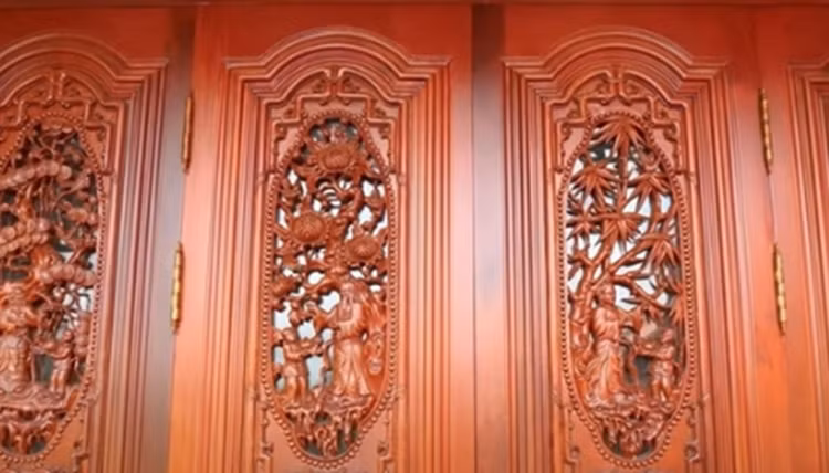 Nét độc đáo của căn biệt phủ 4.000m2 còn thấy rõ ở các chi tiết chạm trổ hoa văn cầu kỳ.