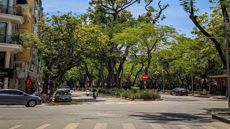 Hà Nội ngày nắng nóng gần 40 độ, vắng như mùng 1 Tết Ha Noi ngay nang nong gan 40 do, vang nhu mung 1 Tet
