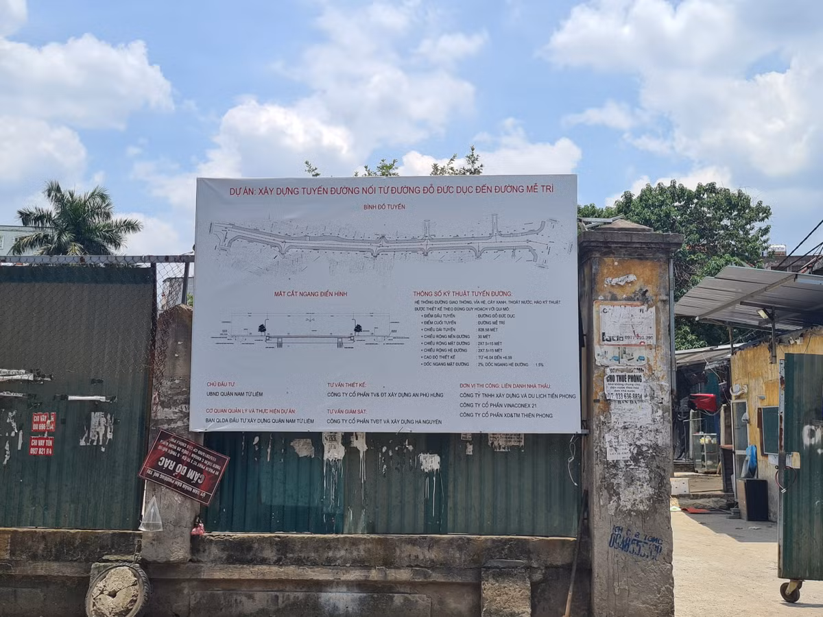 Ngày 28/6/2022, một bảng in thông tin về dự án xây dựng đường nối từ đường Đỗ Đức Dục đi đường Mễ Trì đã được treo thêm tại đầu ngõ 32 phố Đồng Me. Trên bảng ghi rõ đơn vị thi công dự án là liên danh nhà thầu Công ty TNHH Xây dựng và Du lịch Tiền Phong, Công ty CP Vinaconex 21, Công ty CP XD&amp;TM Thiên Phong.