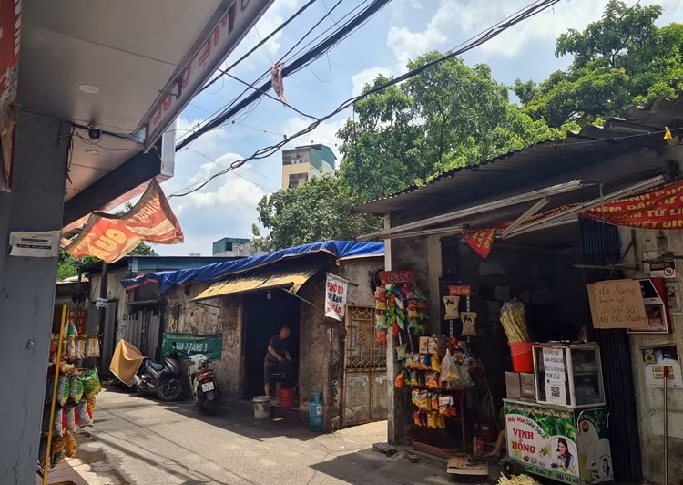 Bên cạnh các hộ chưa đồng thuận, một số hộ kinh doanh nhỏ lẻ, nằm trong quy hoạch dự án khẩn trương dọn dẹp, di chuyển địa điểm kinh doanh, trả lại mặt bằng.